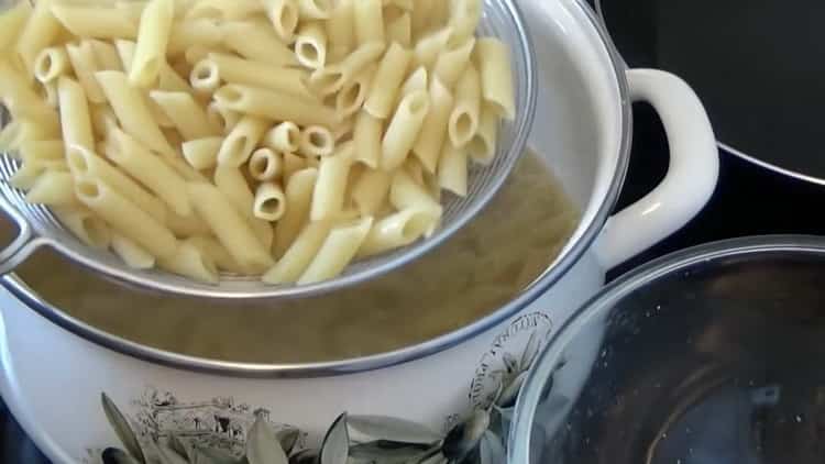 Per cuinar la pasta, escorreu la pasta