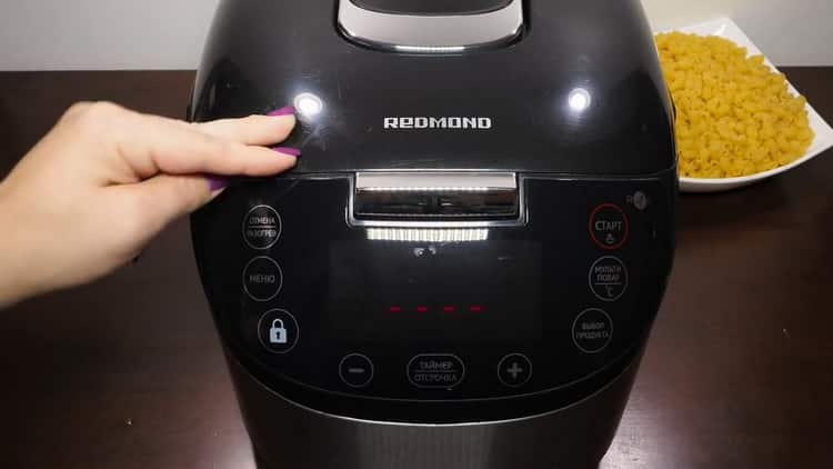 pastele cu carne într-un aragaz lent setează modul dorit