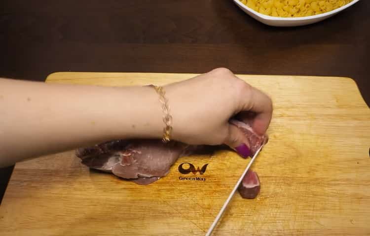 Pentru a pregăti pastele cu carne, pregătiți ingredientele