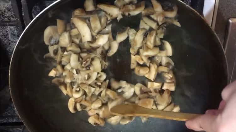 Para preparar macarrão com creme de leite, prepare os ingredientes