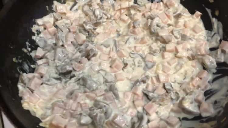 Para fazer macarrão com creme de leite, prepare o molho