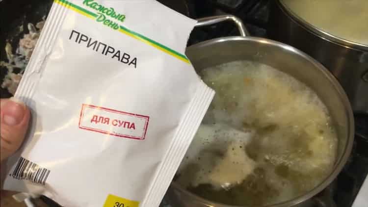 Para fazer macarrão com creme de leite, adicione tempero