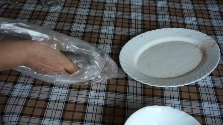 Pentru somon roz sărat, puneți peștele la frigider