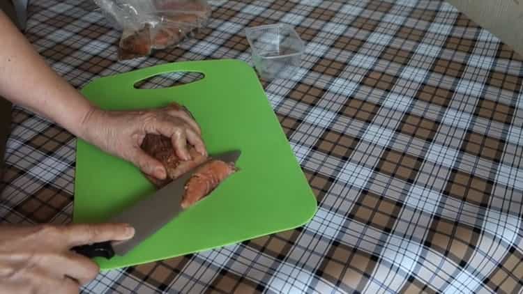 Pentru somon roz sărat, toacă peștele