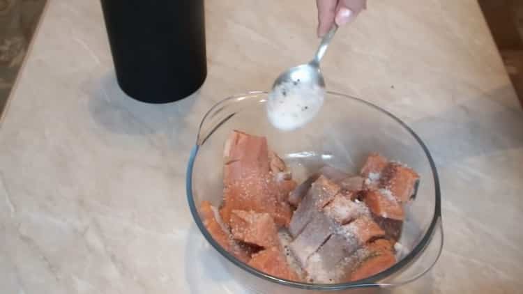 Pentru a pregăti somon roz murat, sareți peștele