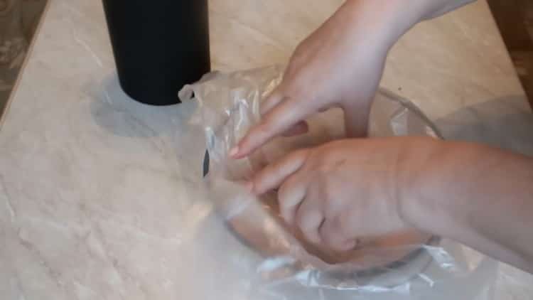 Pentru a pregăti somon roz murat, puneți peștele într-un bol