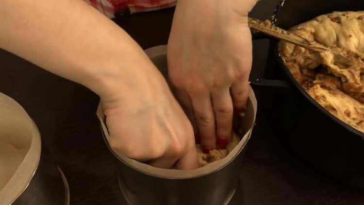 Para fazer um bolo de chocolate, coloque o tetso no molde