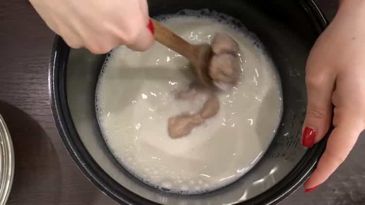 Para fazer um bolo de chocolate, prepare os ingredientes