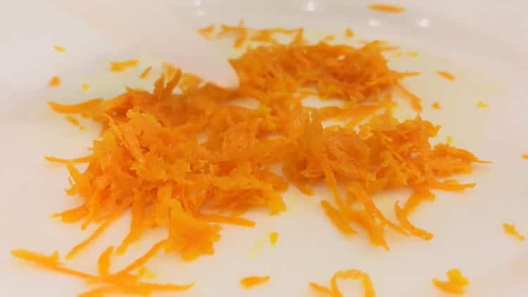 Para fazer um bolo de chocolate, rale as raspas