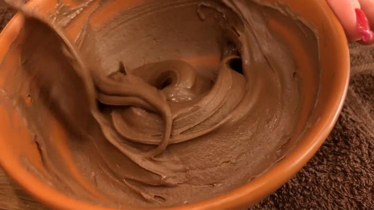 Para fazer um bolo de chocolate, derreta o chocolate