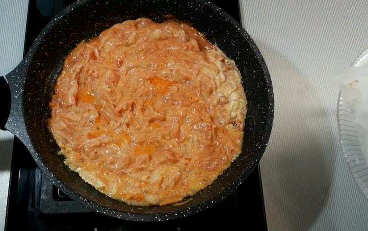 לבישול פלוקה ברוטב שמנת חמוצה, מערבבים את החומרים