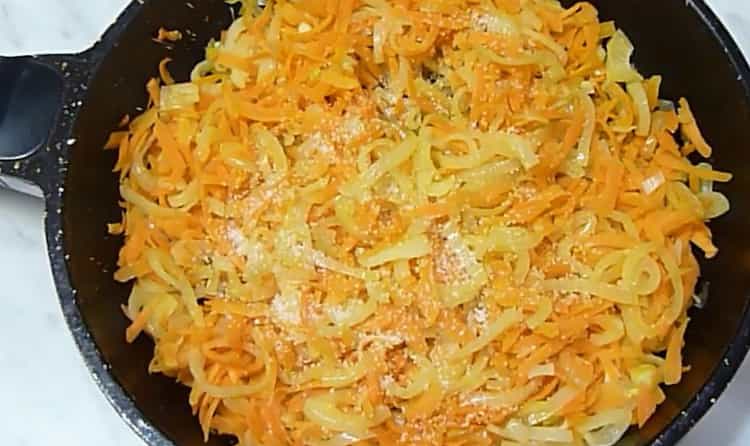 Para cocinar abadejo con verduras, salar el pescado