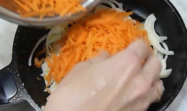 Para cocinar abadejo con verduras, freír verduras