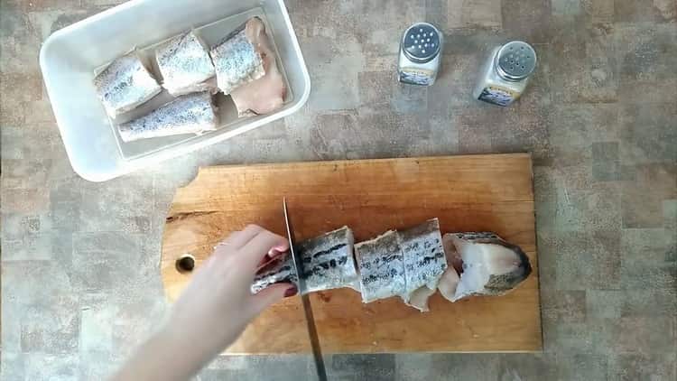 Um Pollock mit Gemüse zu kochen, schneiden Sie den Fisch