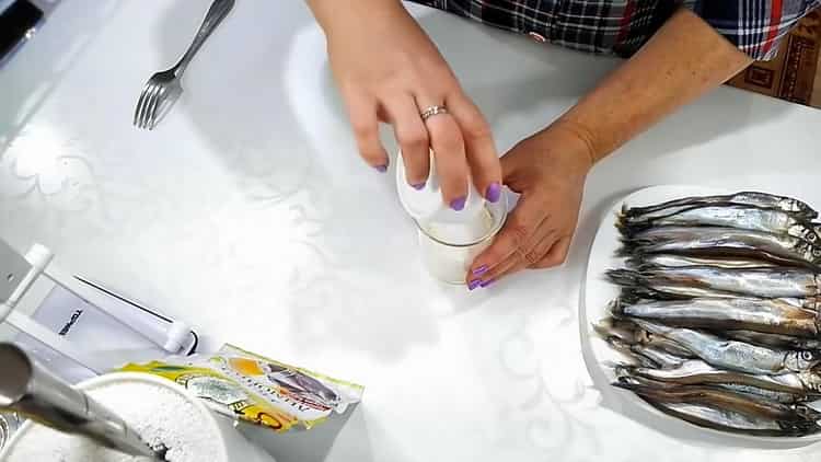 Para cocinar capelán en el horno con una corteza, mezcle los ingredientes.