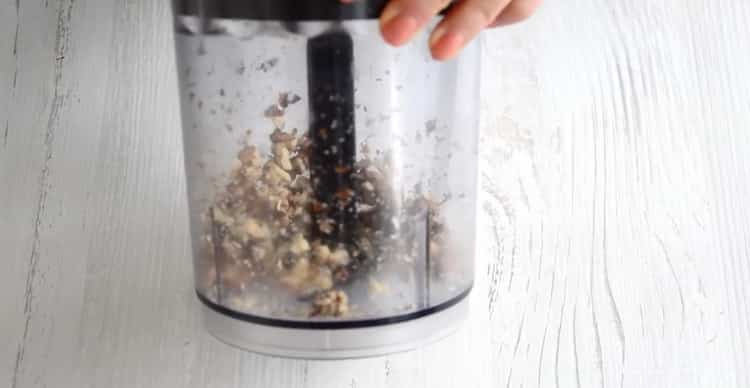 Moler nueces para hacer pastelitos de zanahoria