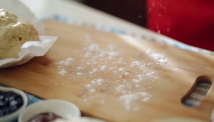 Für die Zubereitung von Croissants bereiten Sie die Zutaten vor