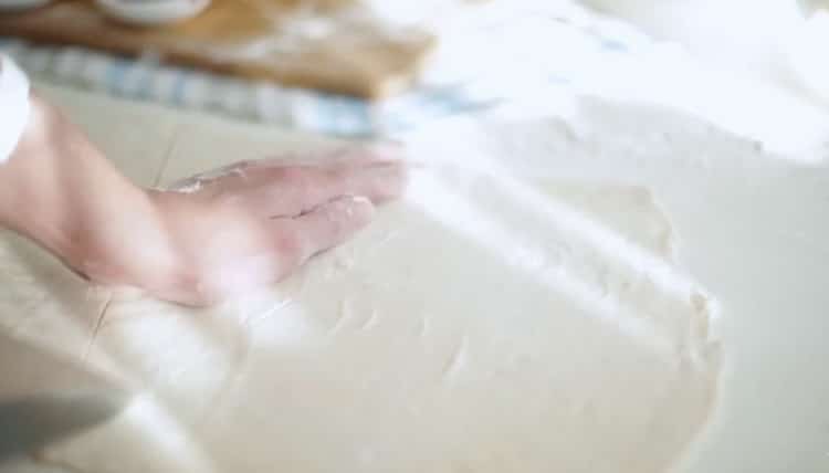 Für Croissants den Teig schneiden