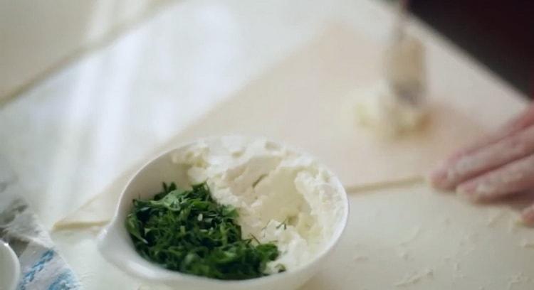 Um die Füllung für Croissants vorzubereiten, hacken Sie das Gemüse