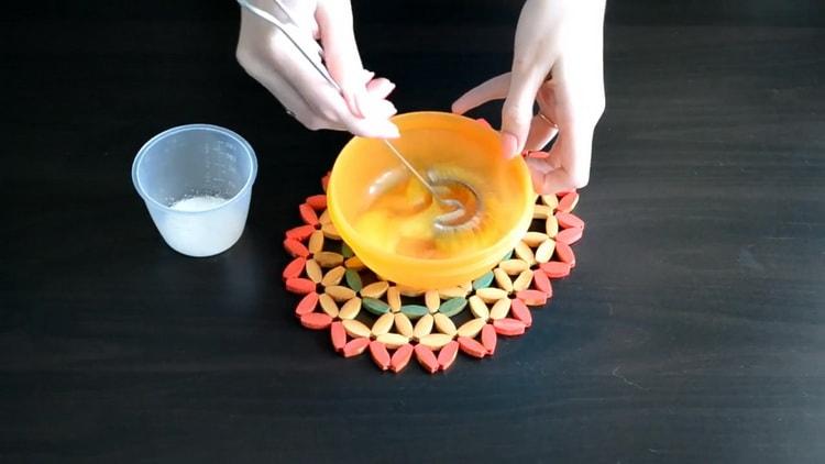 Upang ihanda ang pagpuno para sa mga eclair, giling ang mga itlog