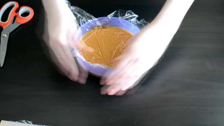 Palamig ang mga sangkap upang makagawa ng mga toppings ng eclair.