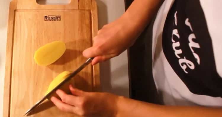 Per fer sopa de salmó noruec amb nata. prepareu els ingredients