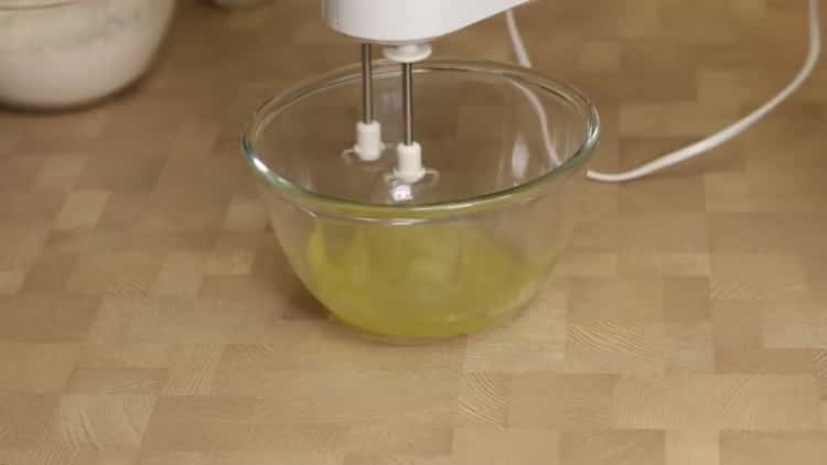 Para preparar un pastel sin levadura, prepare los ingredientes.