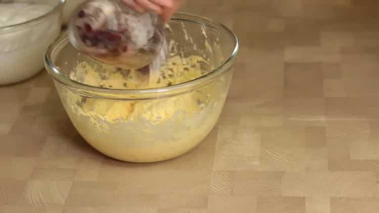 Para hacer un pastel sin levadura, mezcla los ingredientes