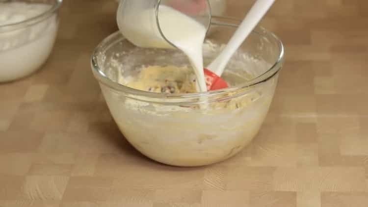 Para hacer un pastel sin levadura, agregue leche