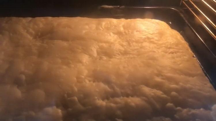 Para hacer baklava de hojaldre, precaliente el horno