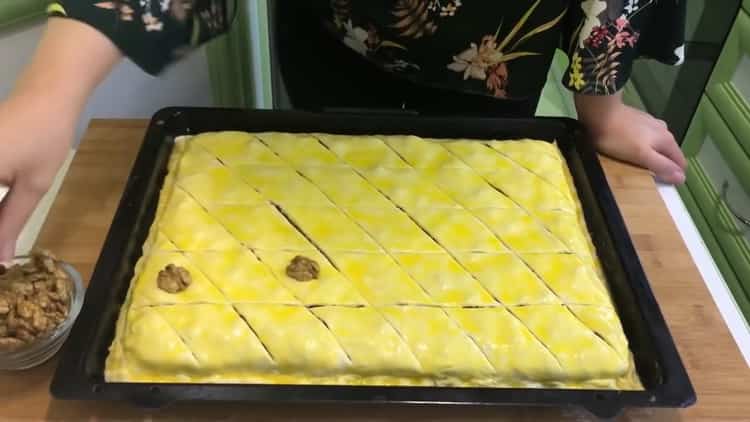Para hacer baklava de hojaldre, engrase la masa con un huevo