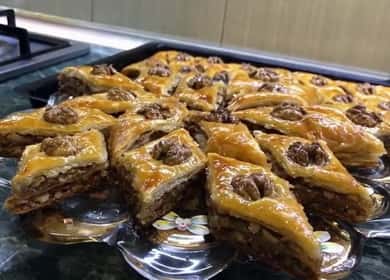 Baklava de pâte feuilletée selon une recette étape par étape avec photo