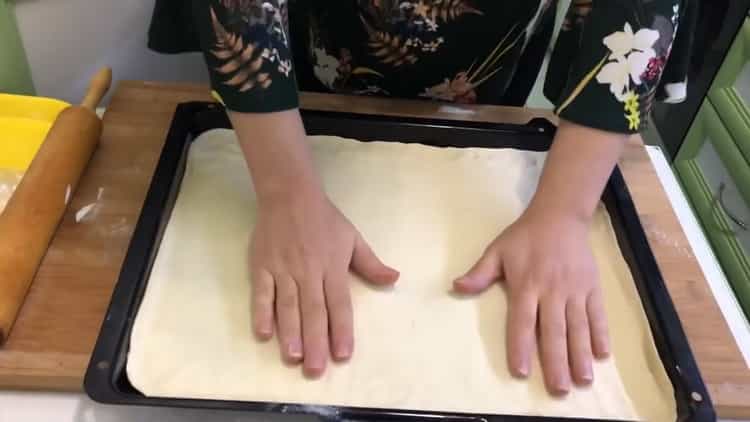 Para hacer baklava de hojaldre, prepara una bandeja para hornear