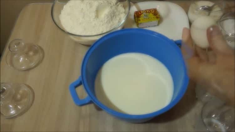 Pour faire des tartes dans une mijoteuse, préparez les ingrédients