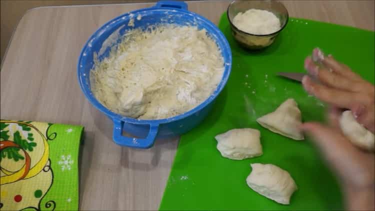 Pour faire des tartes à la mijoteuse, divisez la pâte