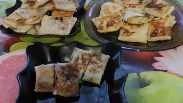 els pastissos de lavash en una paella ja estan a punt