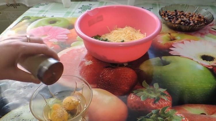 Bateu els ous per fer pastissos de rentat.