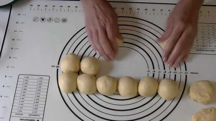 Împărțiți aluatul pentru a face plăcinte cu vișine