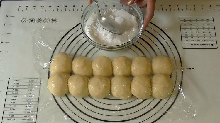 Pentru a face plăcinte cu vișine, lăsați aluatul să stea