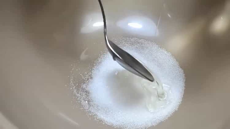 Para hacer pasteles de chucrut, prepare los ingredientes.