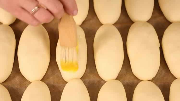 Pour faire des gâteaux au poulet, graisser la pâte