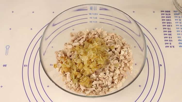 Pour faire des pâtisseries au poulet, hachez les ingrédients