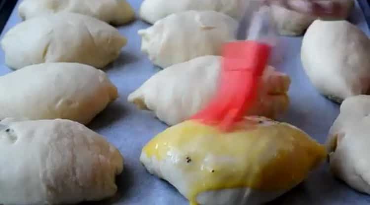 لعمل فطائر مع بذور الخشخاش ، دهن الفطائر بالبيض