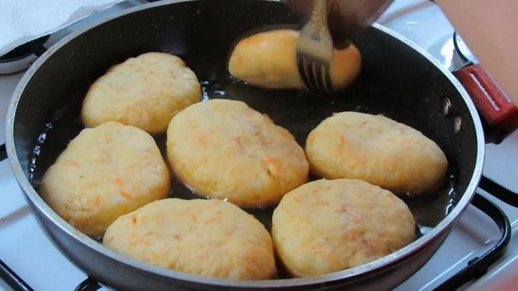 Pentru a face plăcinte cu morcovi, prăjiți plăcintele