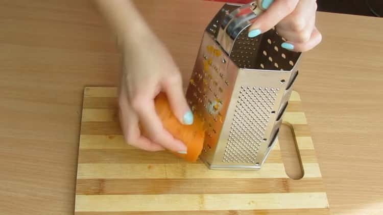 Pentru a face plăcinte cu morcovi, pregătiți ingredientele