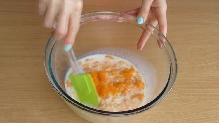 Pentru a face plăcinte cu morcovi, amestecați ingredientele.