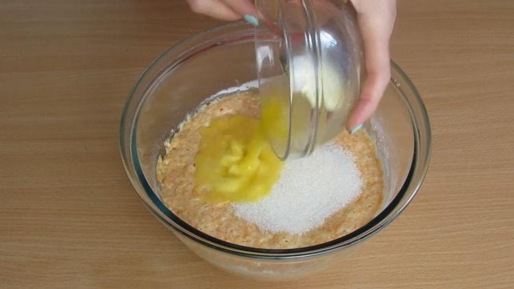 Combinați ingredientele pentru a face plăcinte cu morcovi