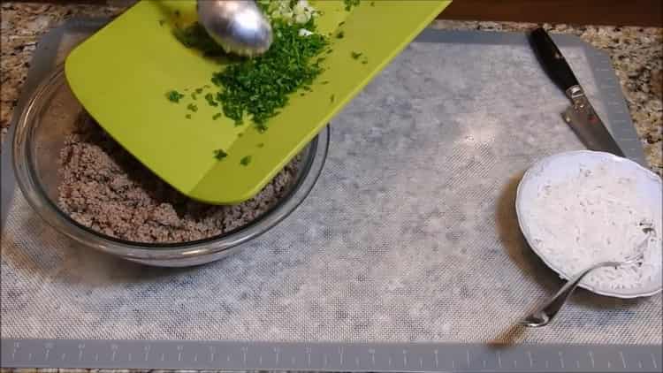 За да готвите месни банички във фурната, нарежете зелените