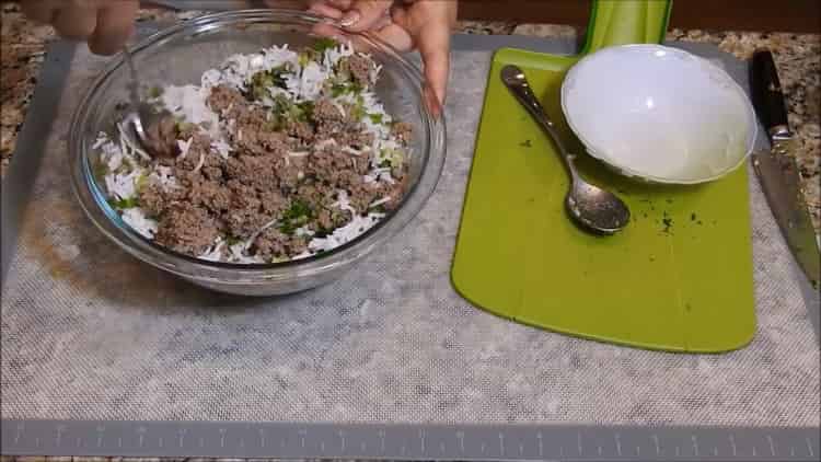 За да направите месните банички във фурната, смесете съставките за гарнитурата