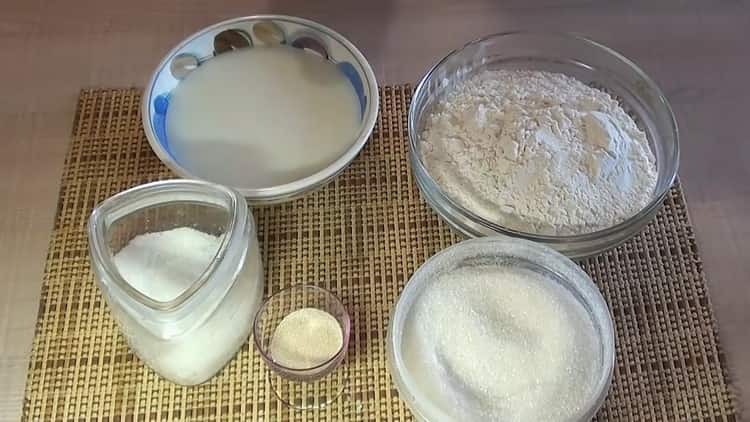 Pentru a face plăcinte cu cârnați, pregătiți ingredientele